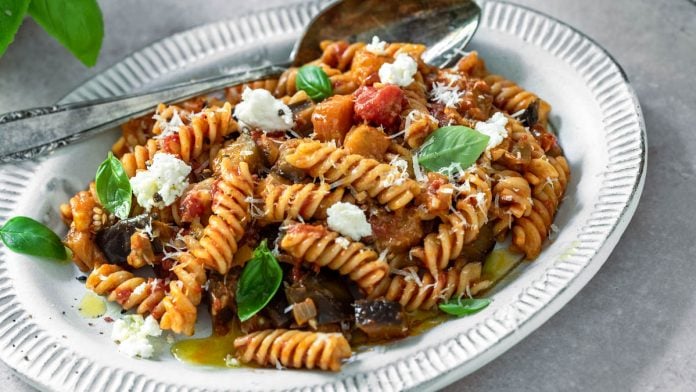 Pasta alla Norma auf einem Teller in der Küche