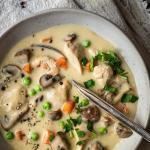 Ein Teller mit Hühnerfrikassee steht auf einer Serviette