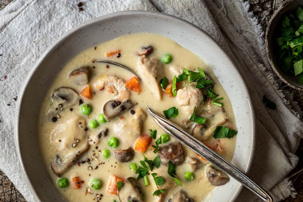 Klassisches Hühnerfrikassee – einfach und cremig zubereitet | Rezept