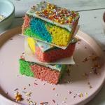 3 Stück Papageienkuchen sind auf einem Teller aufgetürmt