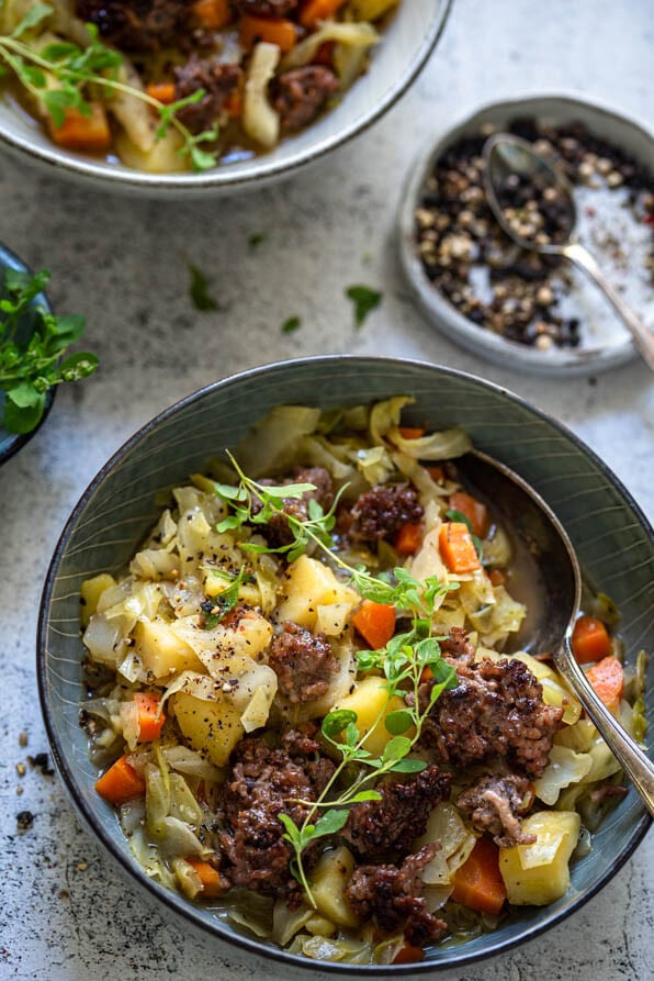 Spitzkohlpfanne mit Hackfleisch ist in einer Bowl angerichtet.
