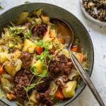 Spitzkohlpfanne mit Hackfleisch ist in einer Bowl angerichtet.