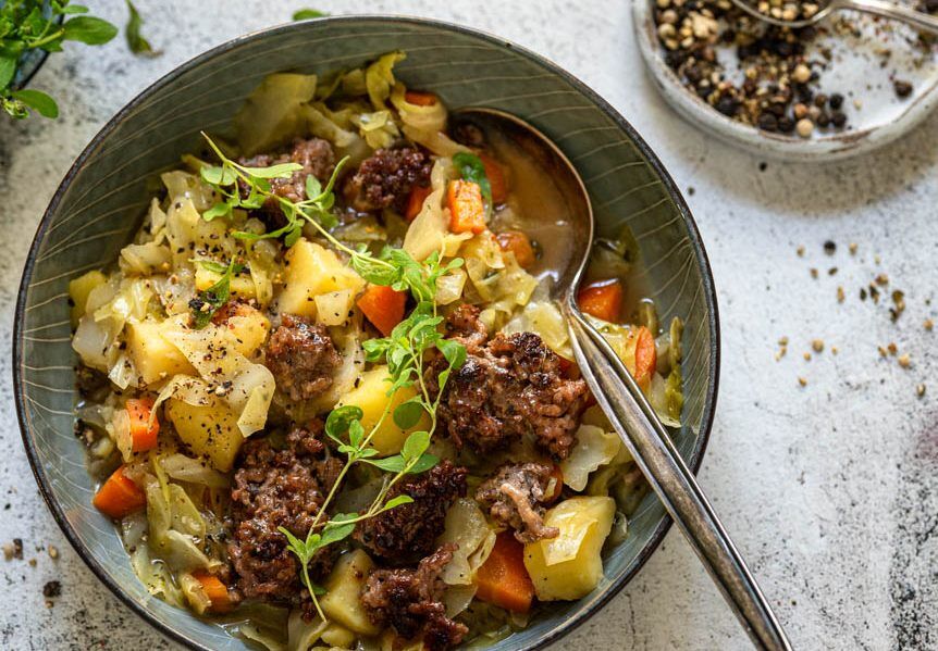 Spitzkohlpfanne mit Hackfleisch ist in einer Bowl angerichtet.