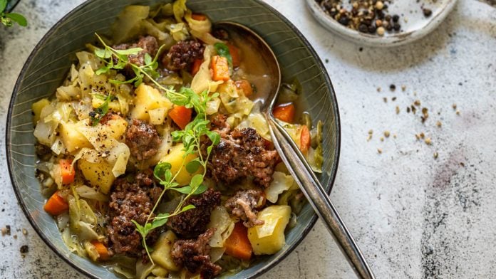 Spitzkohlpfanne mit Hackfleisch ist in einer Bowl angerichtet.