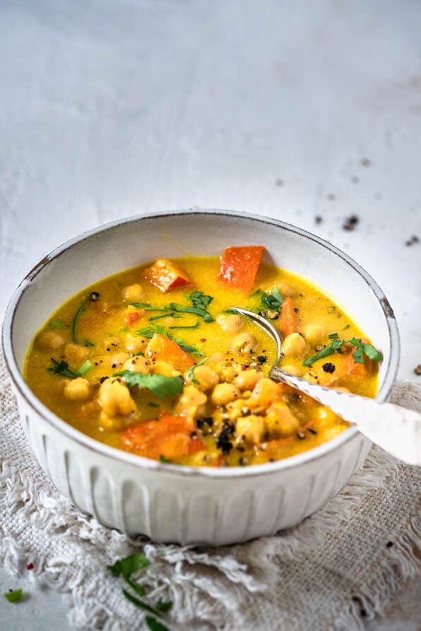 Kichererbsen Eintopf mit Kürbis in einer Bowl angerichtet.