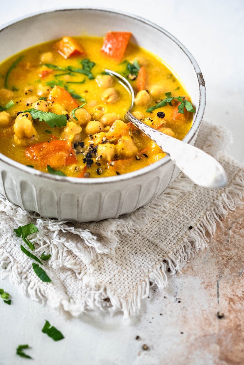 Kichererbsen Eintopf mit Kürbis in einer Bowl angerichtet.