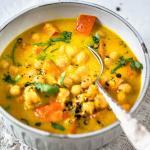 Kichererbsen Eintopf mit Kürbis in einer Bowl angerichtet.