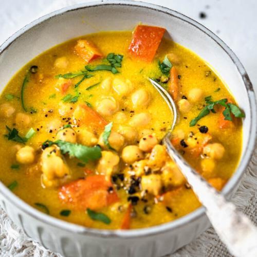 Kichererbsen Eintopf mit Kürbis in einer Bowl angerichtet.