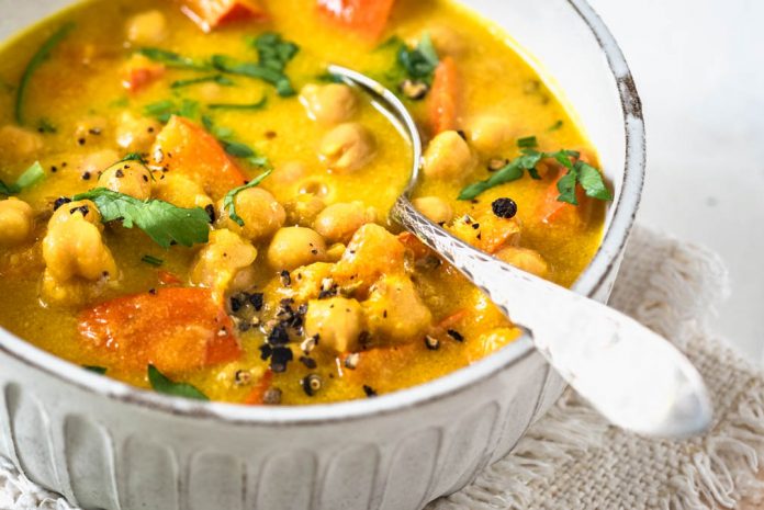 vegetarischer-kichererbseneintopf-mit-kuerbis Kichererbsen Eintopf mit Kürbis in einer Bowl angerichtet.