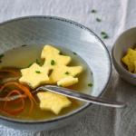 In einer klaren Suppe sind 2 Sterne und ein Baum als Suppeneinlage