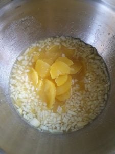 Kartoffeln direkt in das Dressing schneiden.