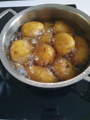 Kartoffeln mit Schale kochen in Kochtopf.