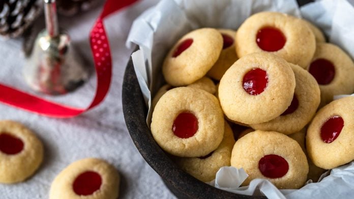 Engelsaugen Plätzchen in einer Schüssel mit Weihnachtsdeko am Tisch