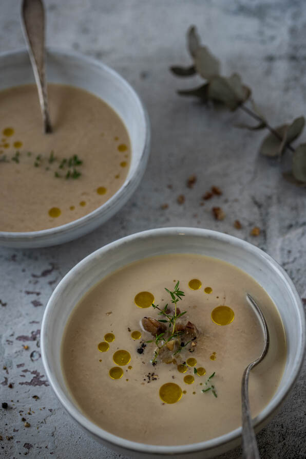 2 Teller Maronensuppe mit einem Eukalyptuszweig