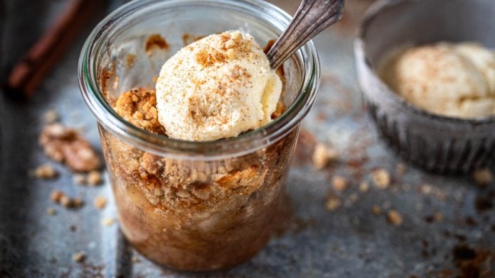Bratapfel Apfel Crumble mit Vanilleeis | Rezept