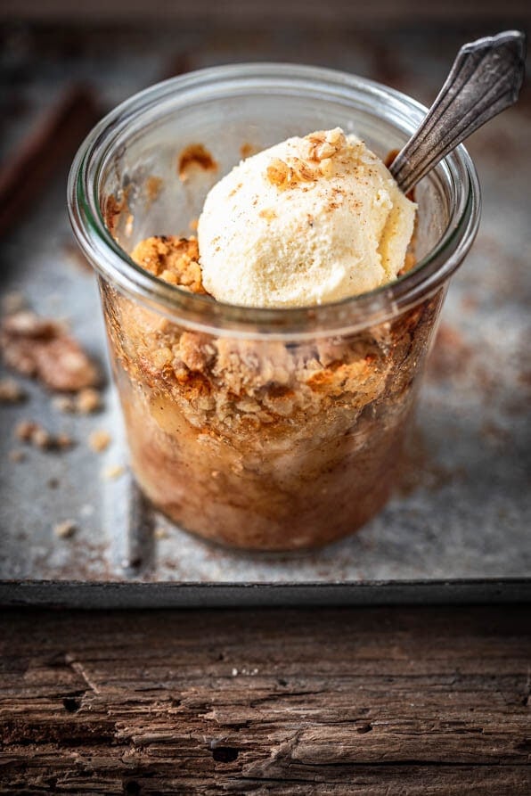 Bratapfel Apfel Crumble mit Vanilleeis | Rezept