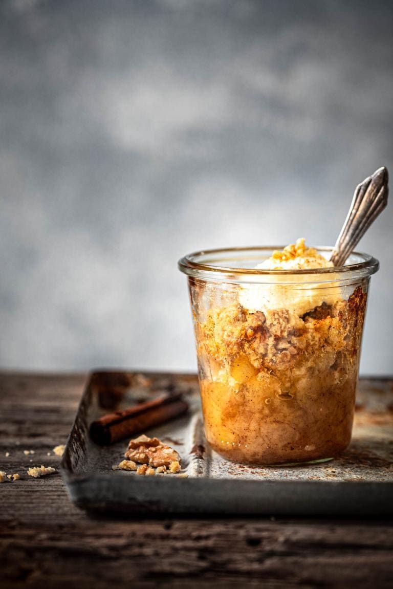 Bratapfel Apfel Crumble mit Vanilleeis | Rezept
