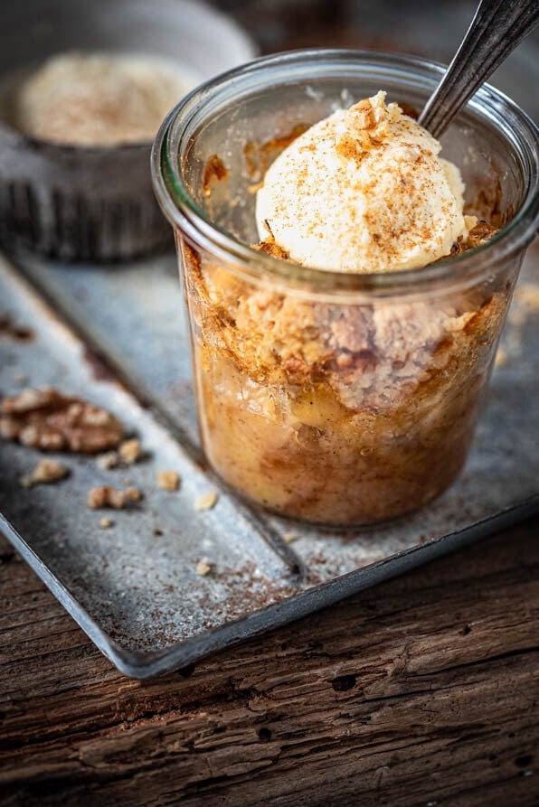 Bratapfel Apfel Crumble mit Vanilleeis | Rezept