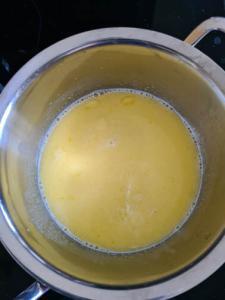 Butter und Milch in Topf