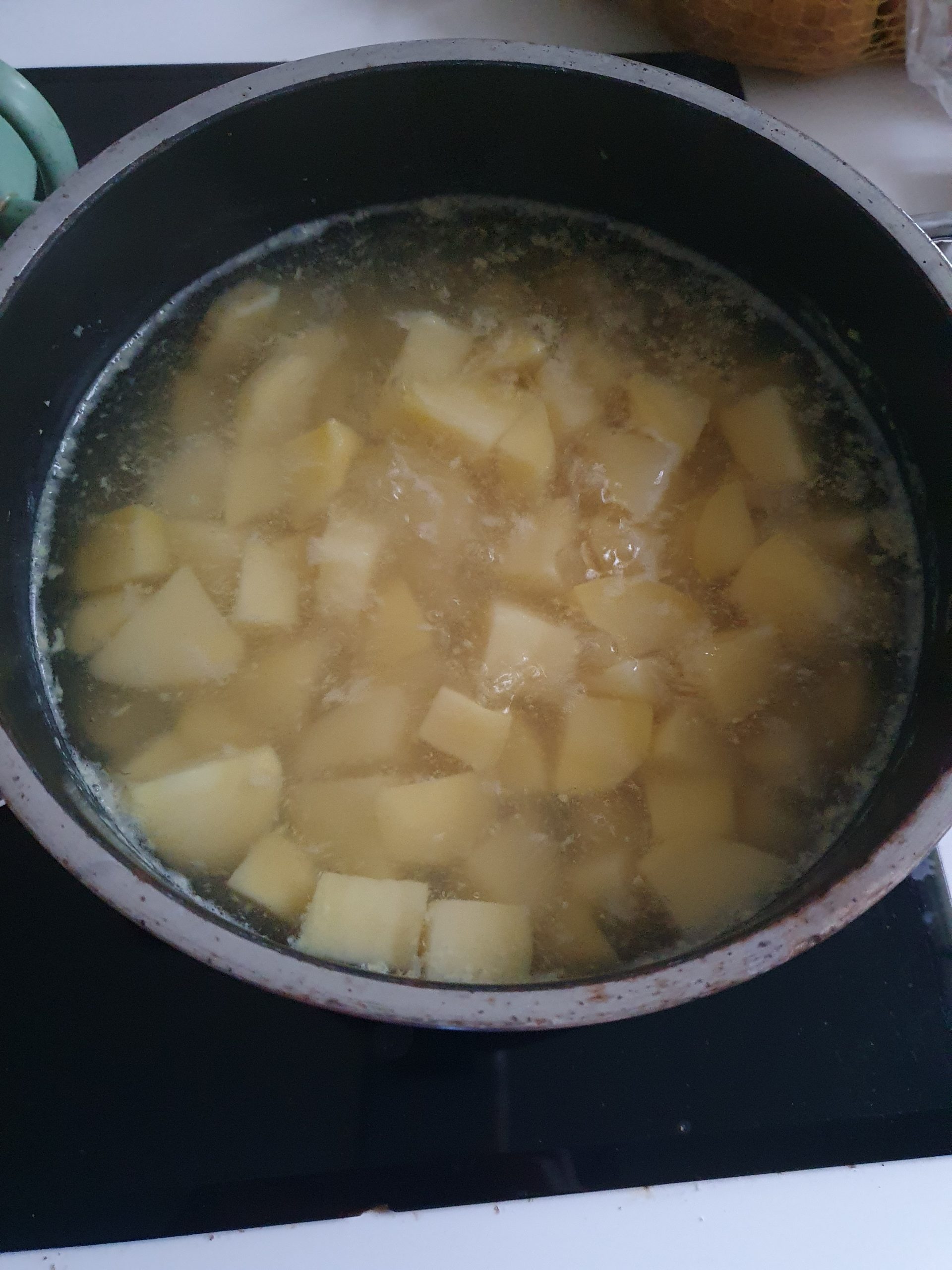 Kartoffelstücke in kochendem Wasser