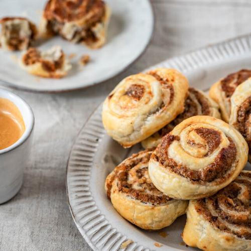 Ein Teller mit Nussschnecken und einem Espresso.
