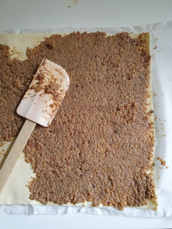 Blätterteig mit Nussfülle und einer Teigkarte.