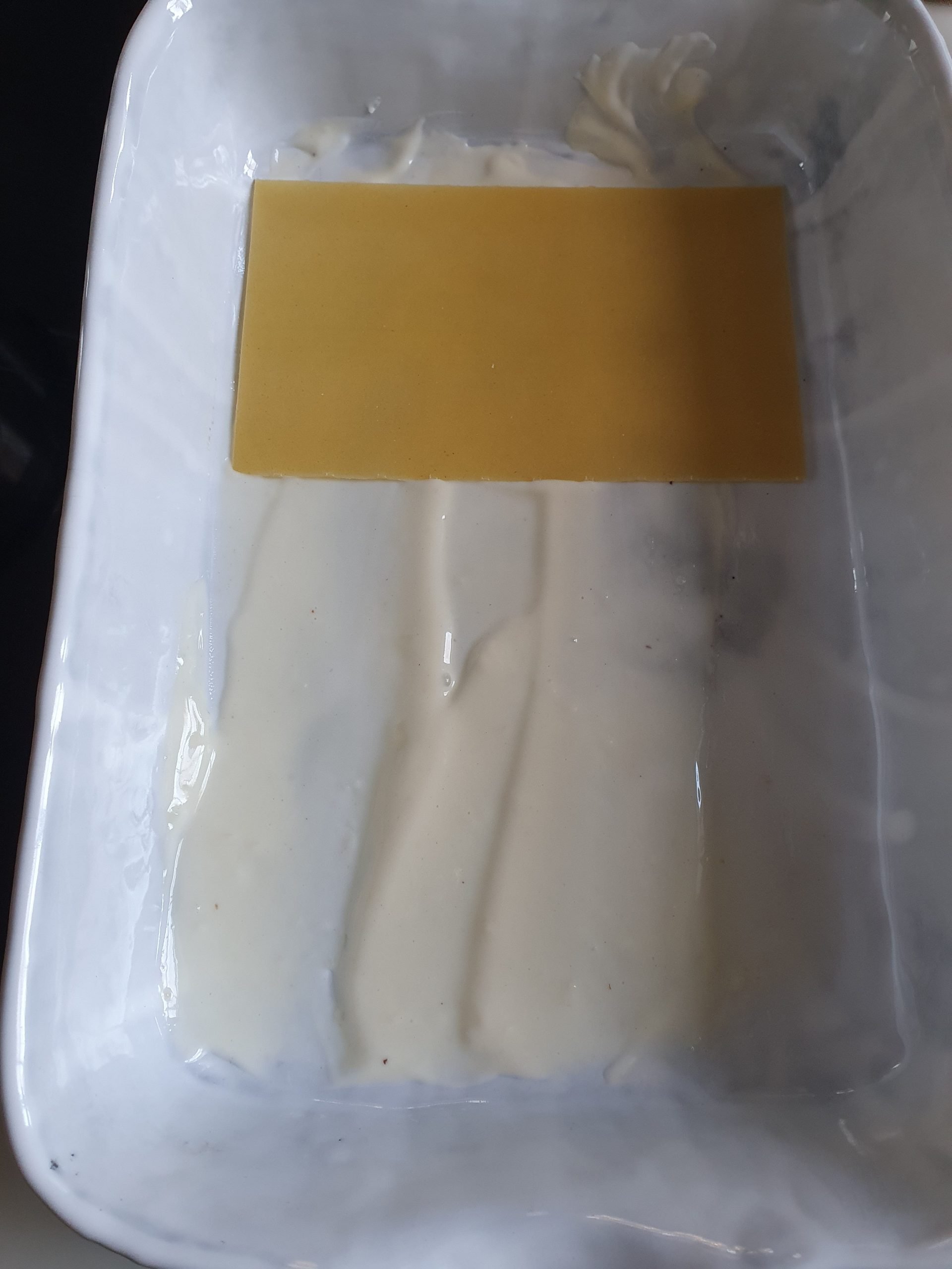 Auflaufform mit einem Lasagneblatt