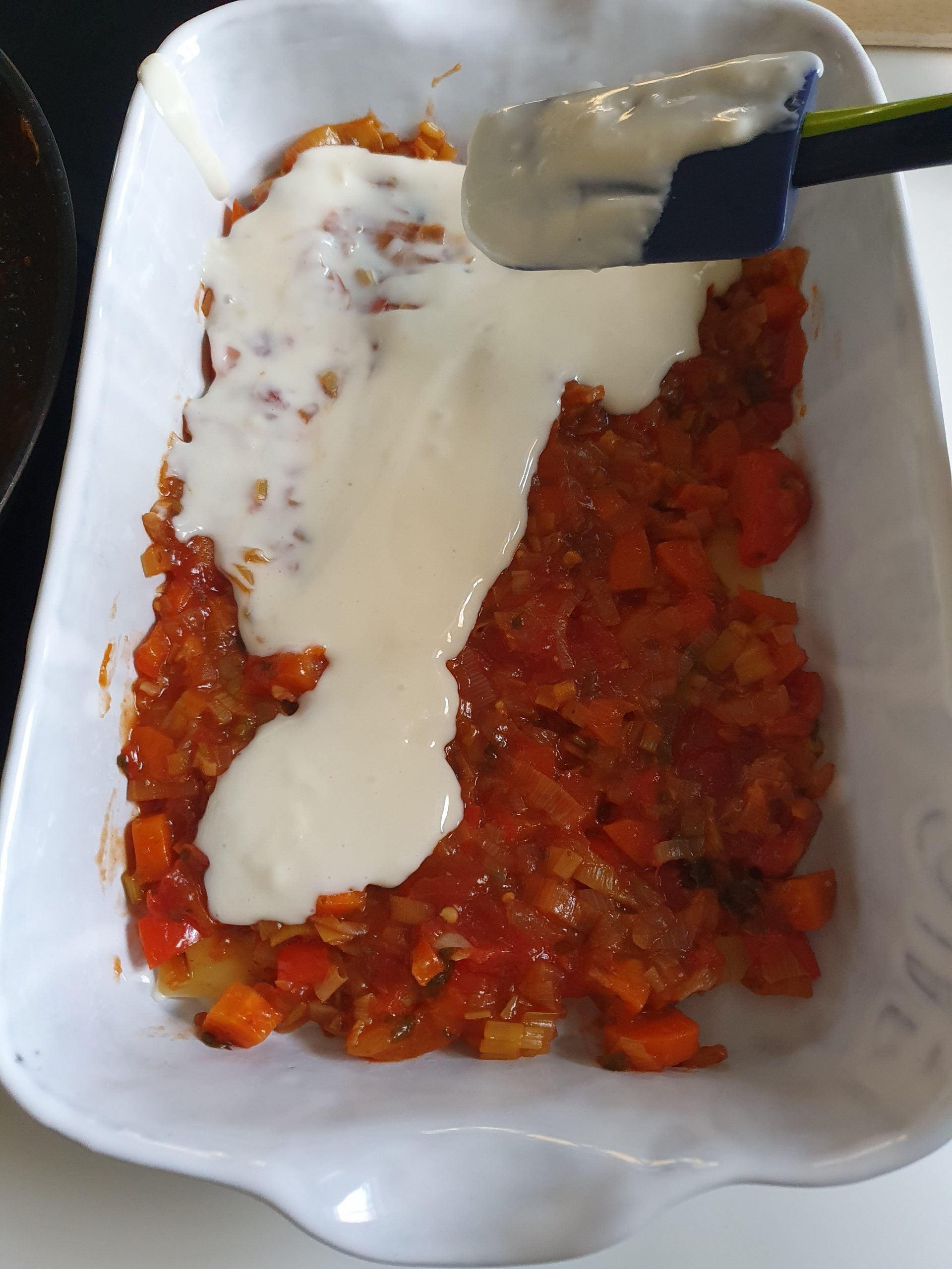 Tomatensauce und Béchamel in Auflaufform für Ofengericht