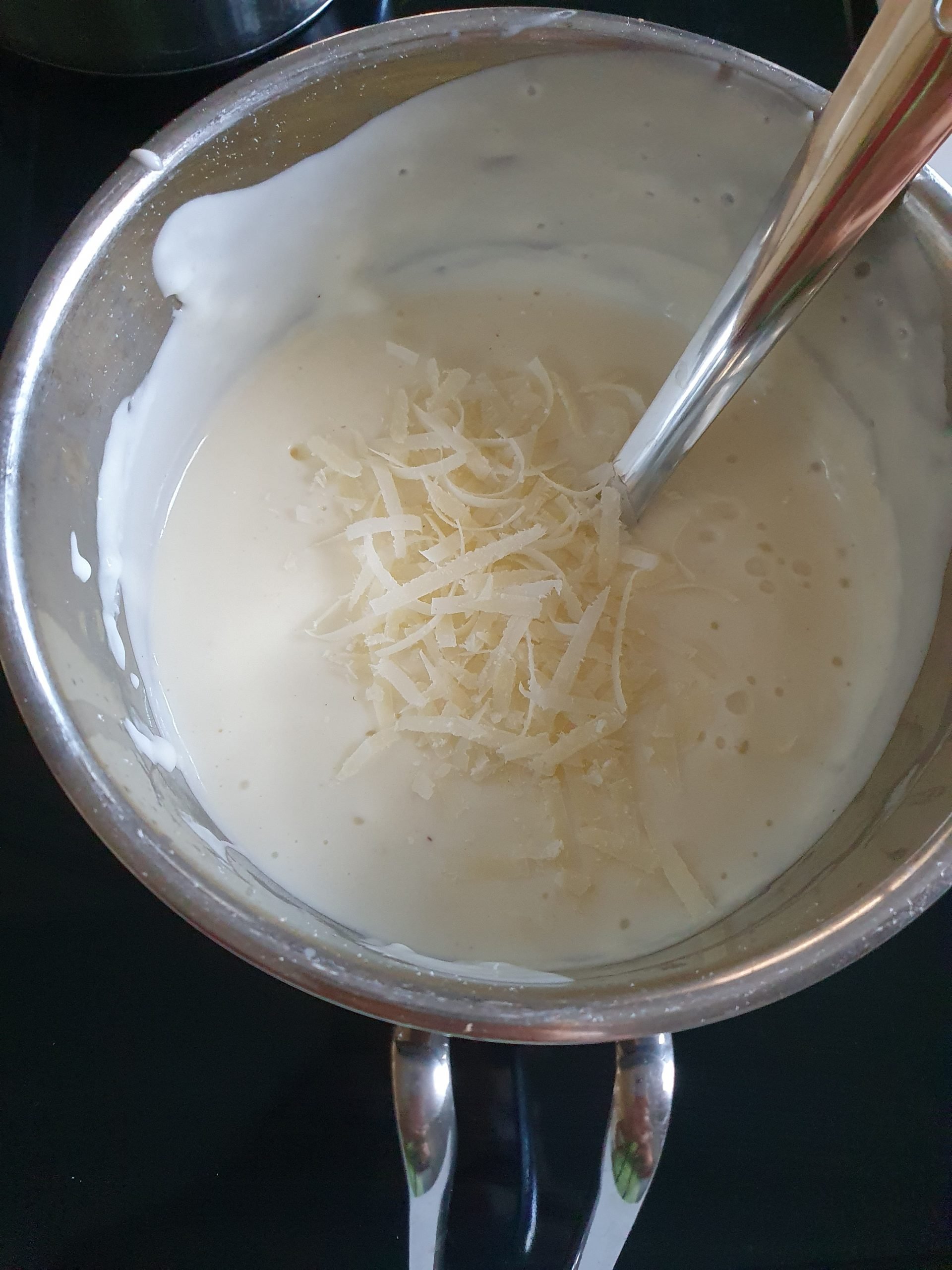 Béchamelsauce in Kochtopf