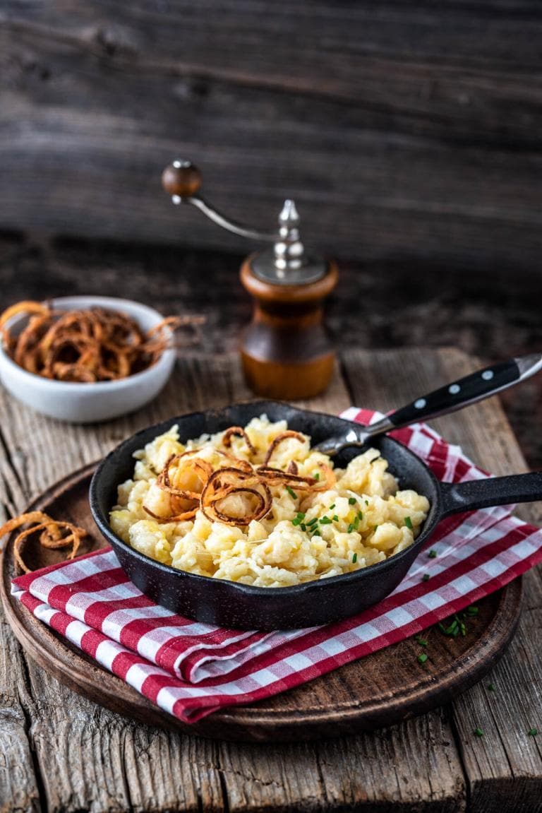 Käsespätzle mit Röstzwiebeln einfach selber machen | Rezept