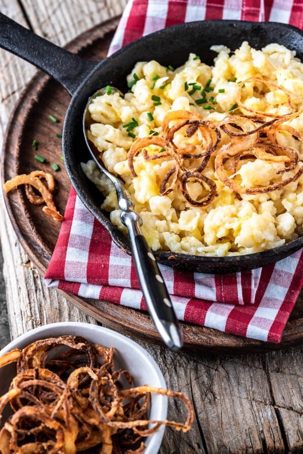 Spätzle mit Käse und Röstzwiebeln in Pfännchen
