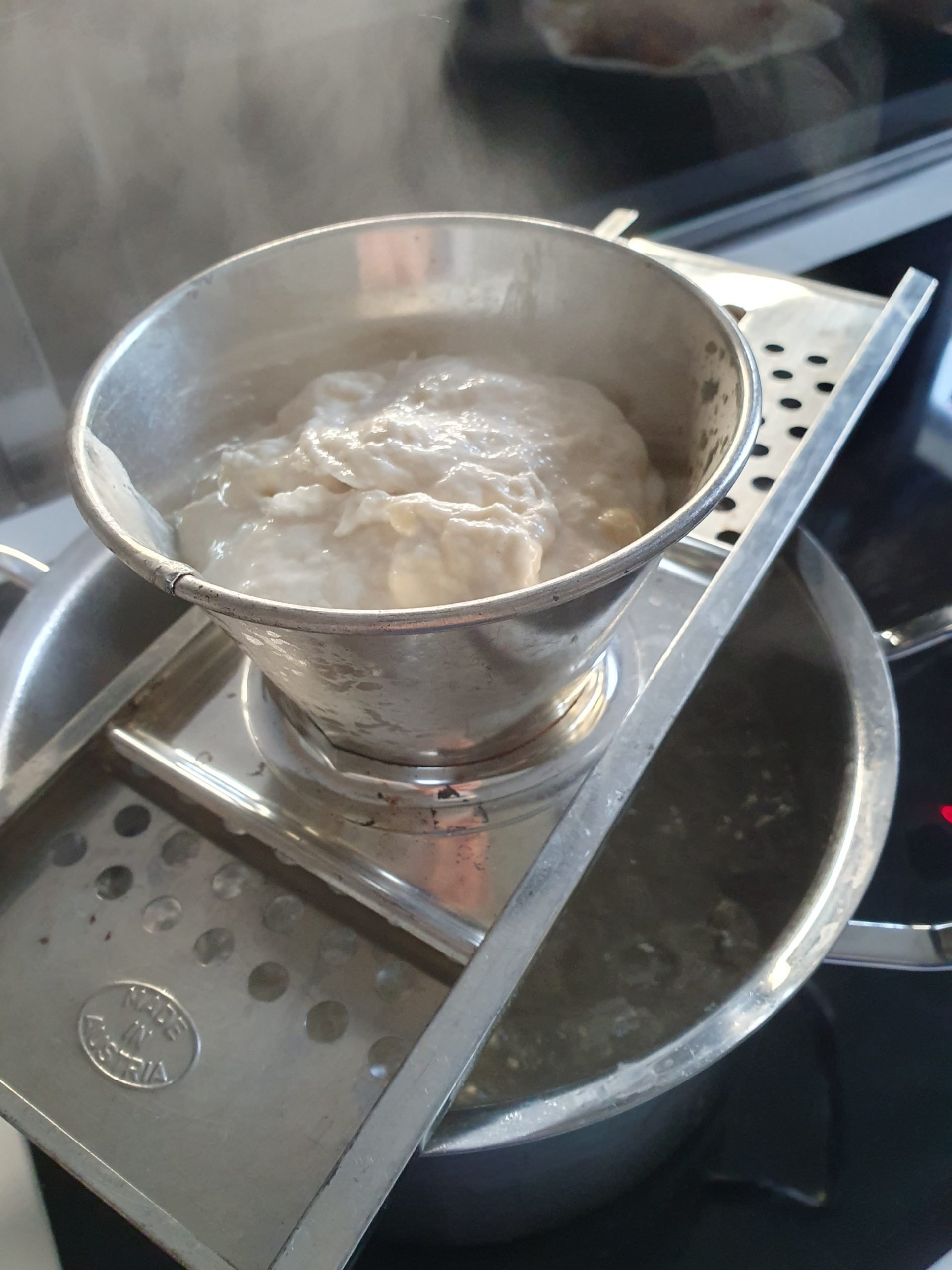 Spätzlehobel mit Teig auf einem Kochtopf