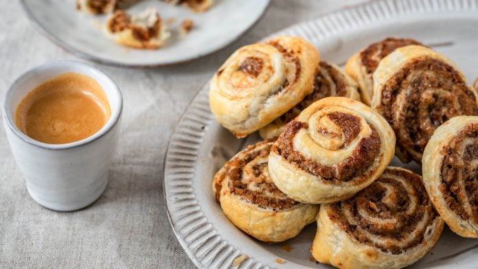 Ein Teller mit Nussschnecken und einem Espresso.