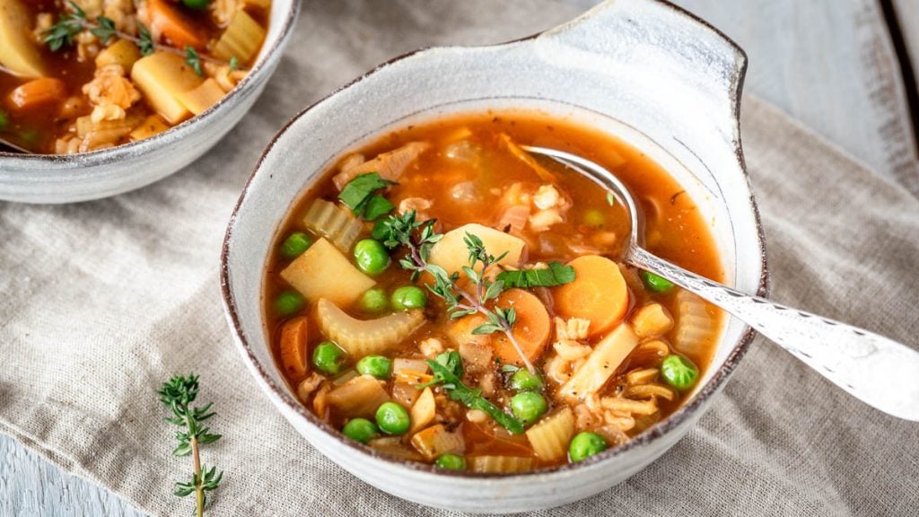 Eine Suppenschale mit Eintopf steht am Tisch