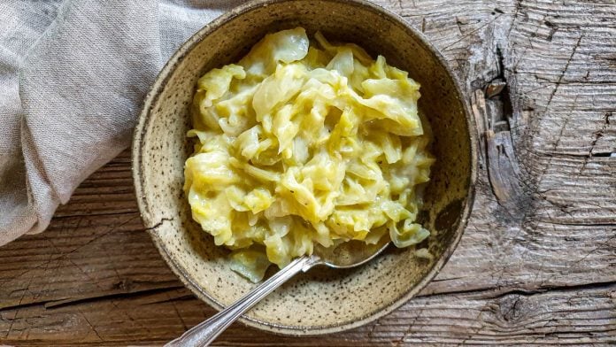 Eine Bowl mit Spitzkohl steht auf einer Holzplatte.