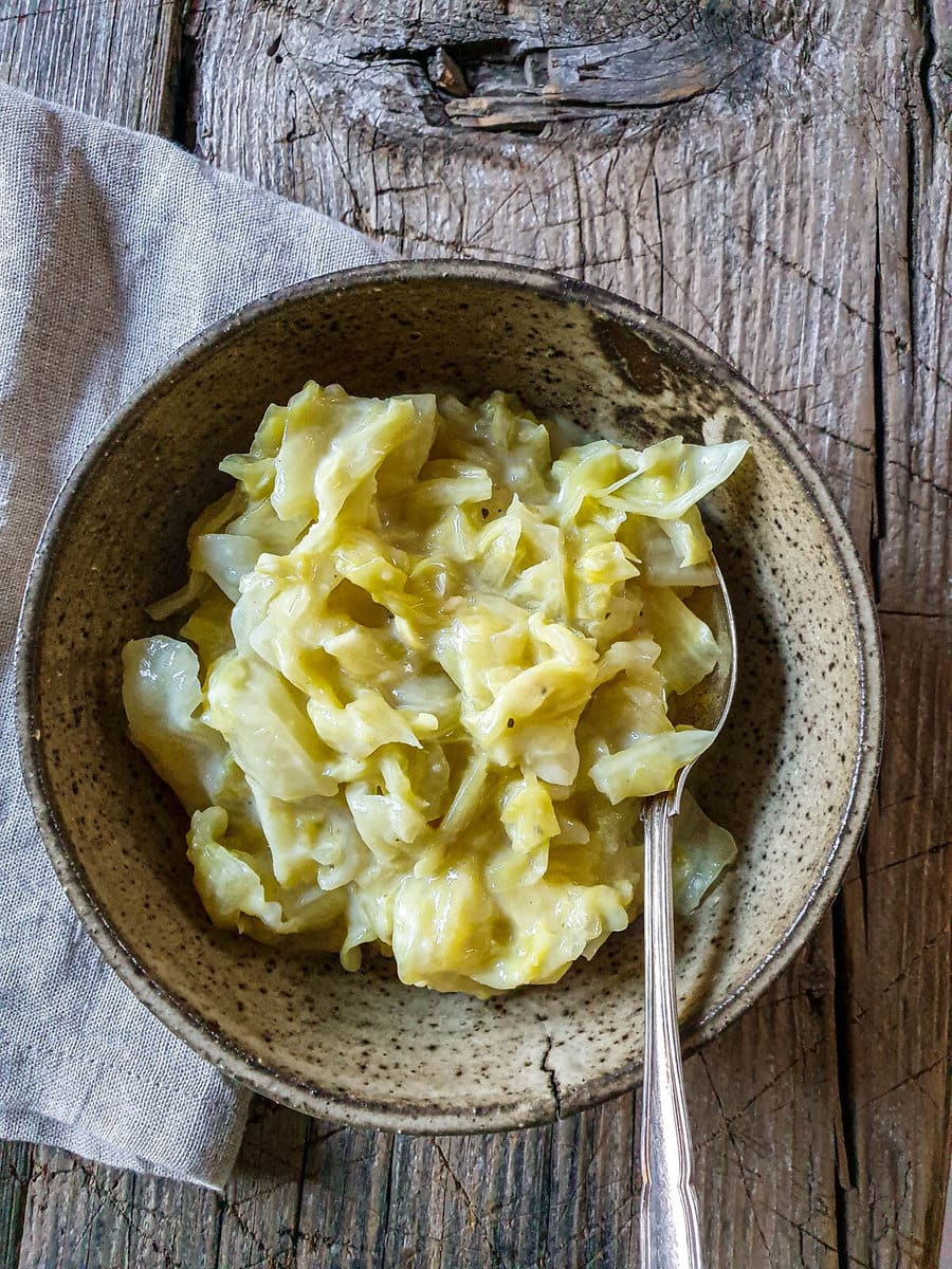 Eine Bowl mit Spitzkohl steht auf einer Holzplatte.