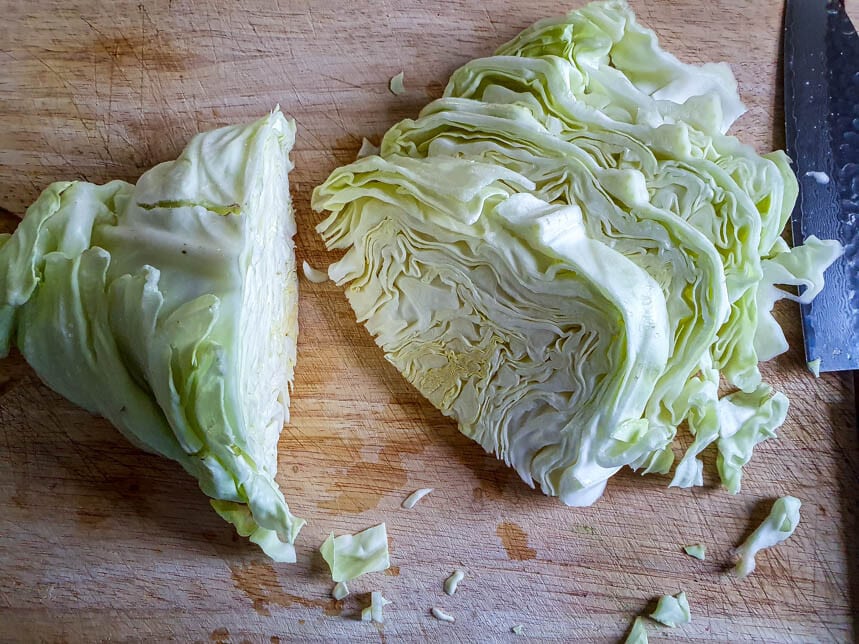 In Scheiben geschnittener Spitzkohl.