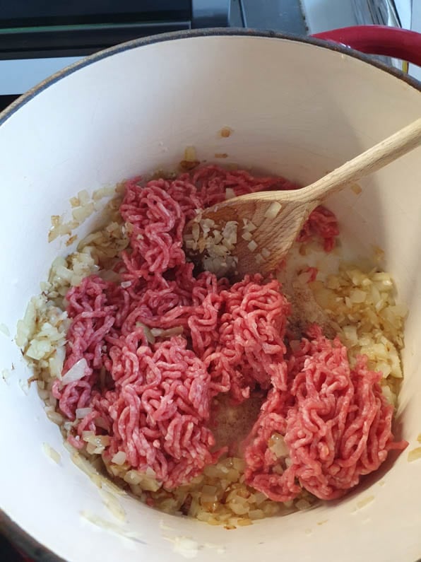 Hackfleisch wird in einem Topf angebraten.