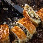 Aufgeschnittener Krautstrudel auf Backblech