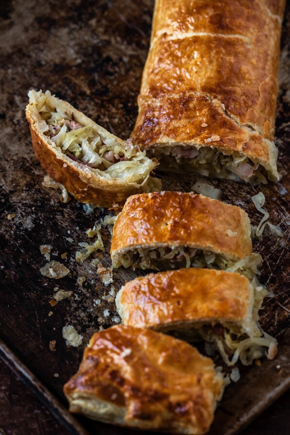 Aufgeschnittener Krautstrudel auf Backblech