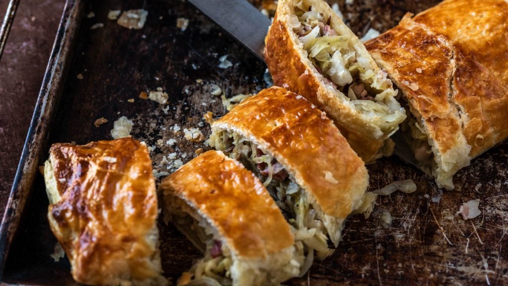 aufgeschnittener Krautstrudel auf Backblech