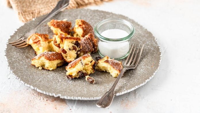Kaiserschmarren mit Zucker auf einem Teller