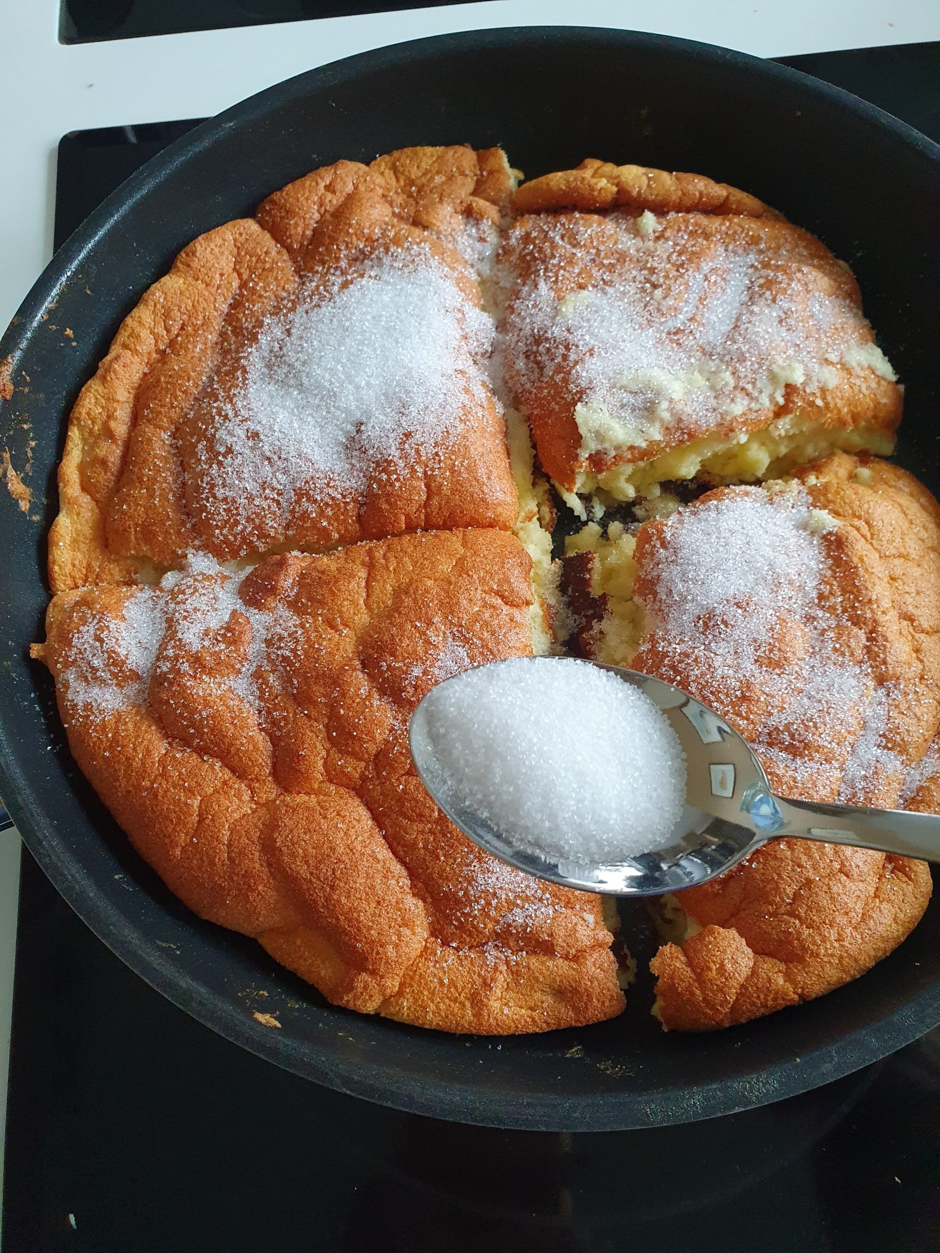 Mit Zucker bestreuter Teig in Pfanne