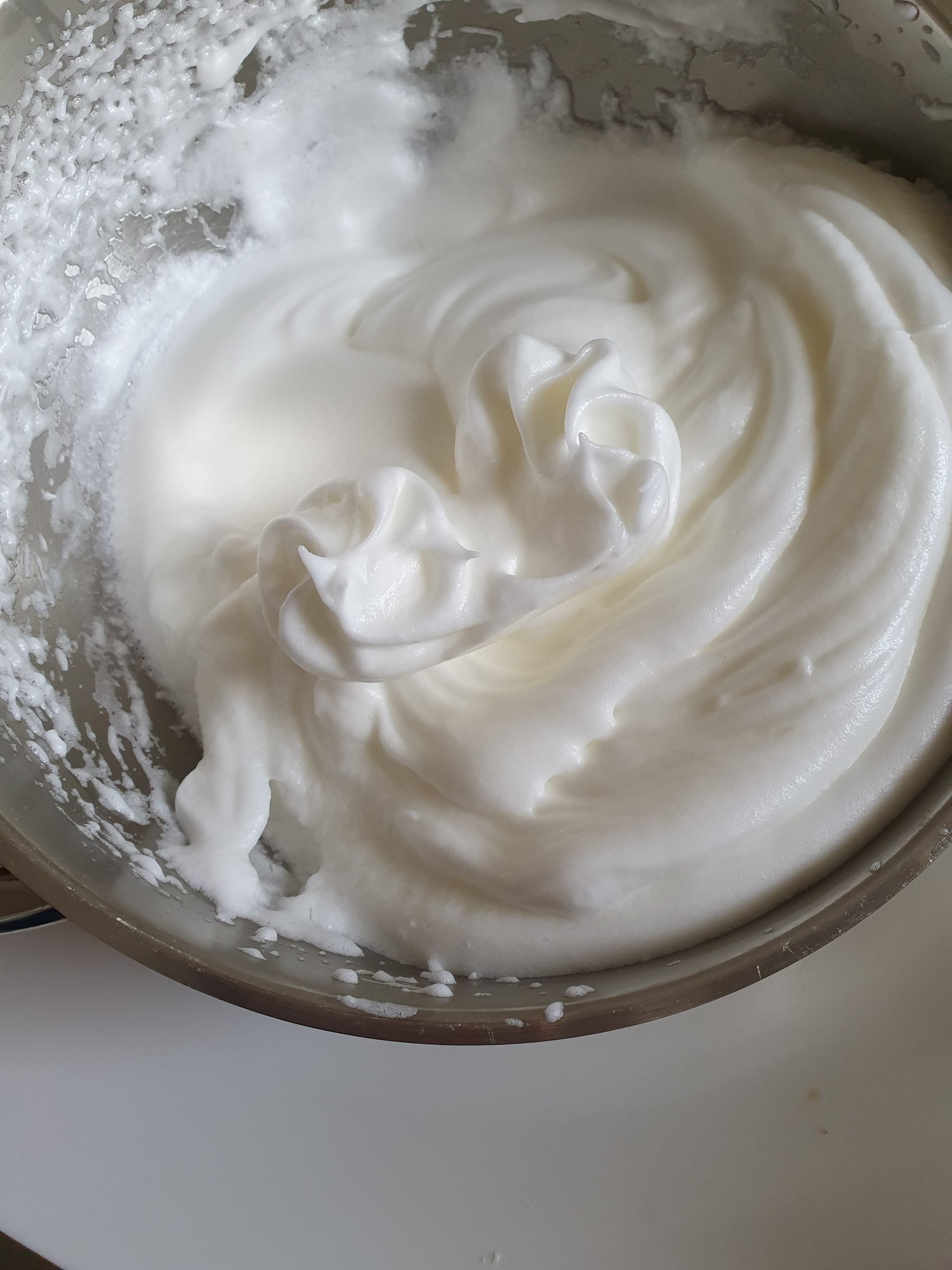 Steifer Eischnee in Rührschüssel