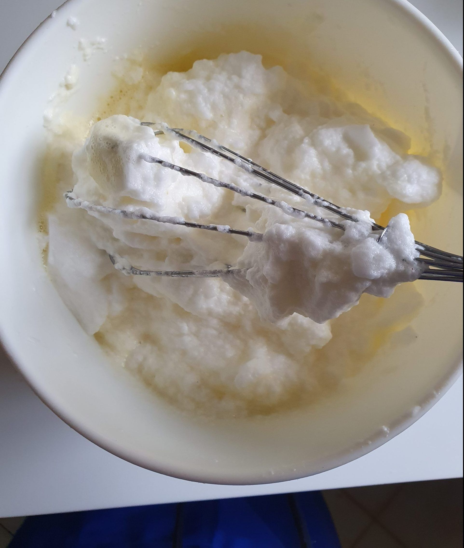 Eischnee mit Schneebesen in Rührschüssel