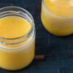 Zwei Gläser Ghee auf einem dunklen Untergrund