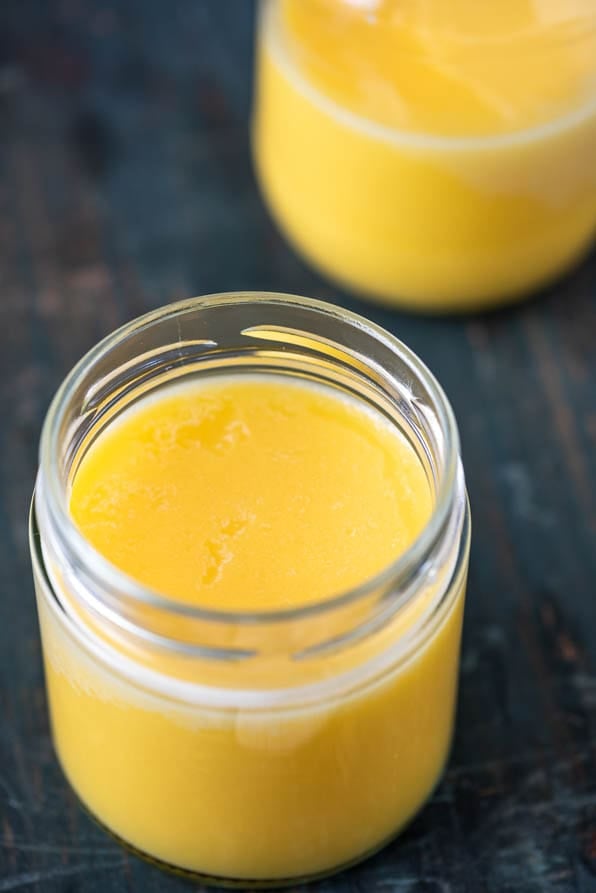 Zwei Gläser Butterschmalz auf Holzuntergrund