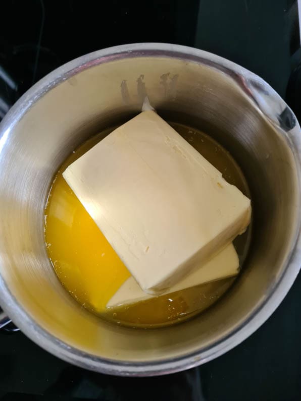 Butterwürfel in Kochtopf