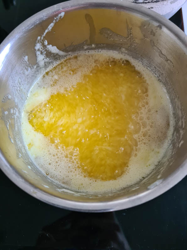 köchelnde Butter in Kochtopf