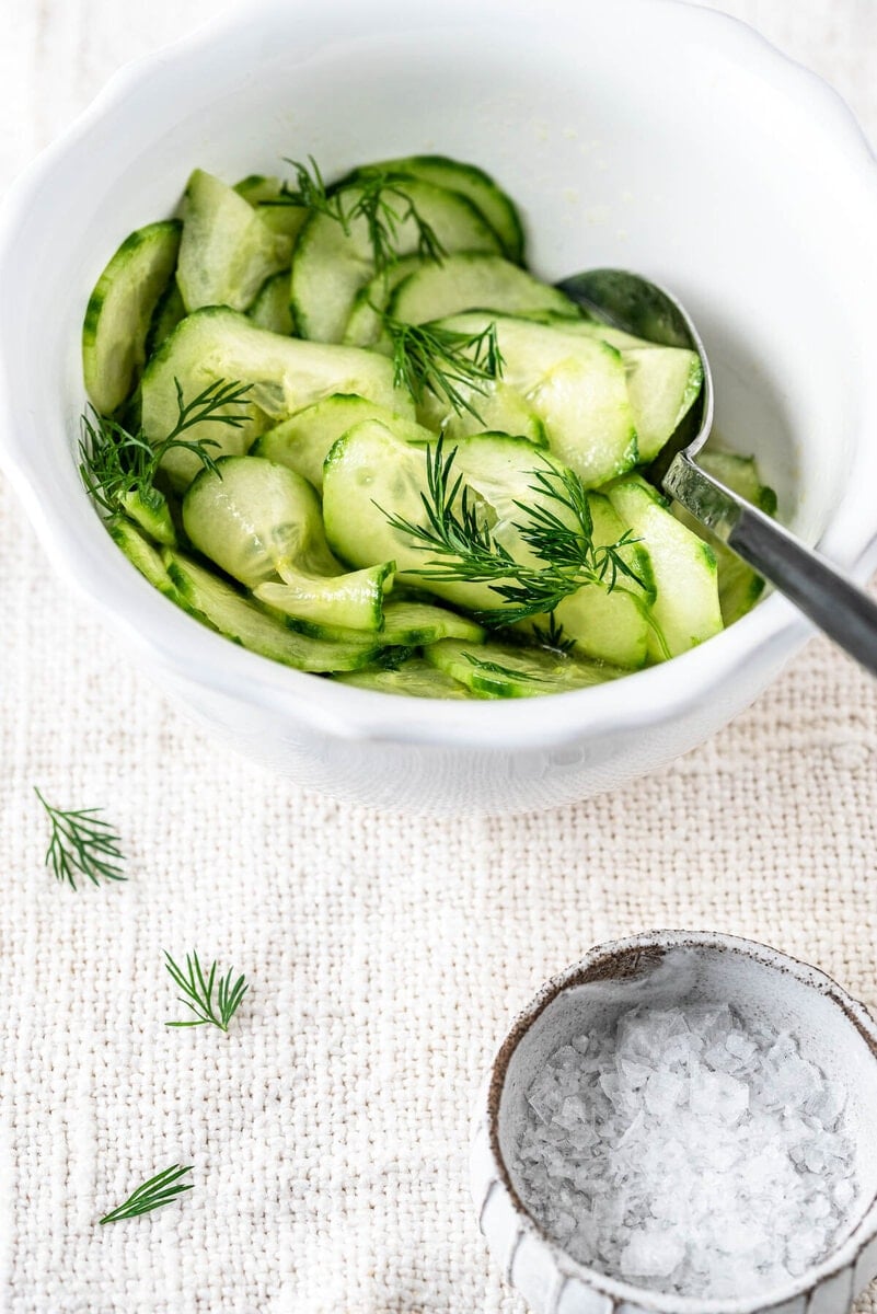 Eine Schüssel Gurkensalat mit Essig und Öl und Salzflocken